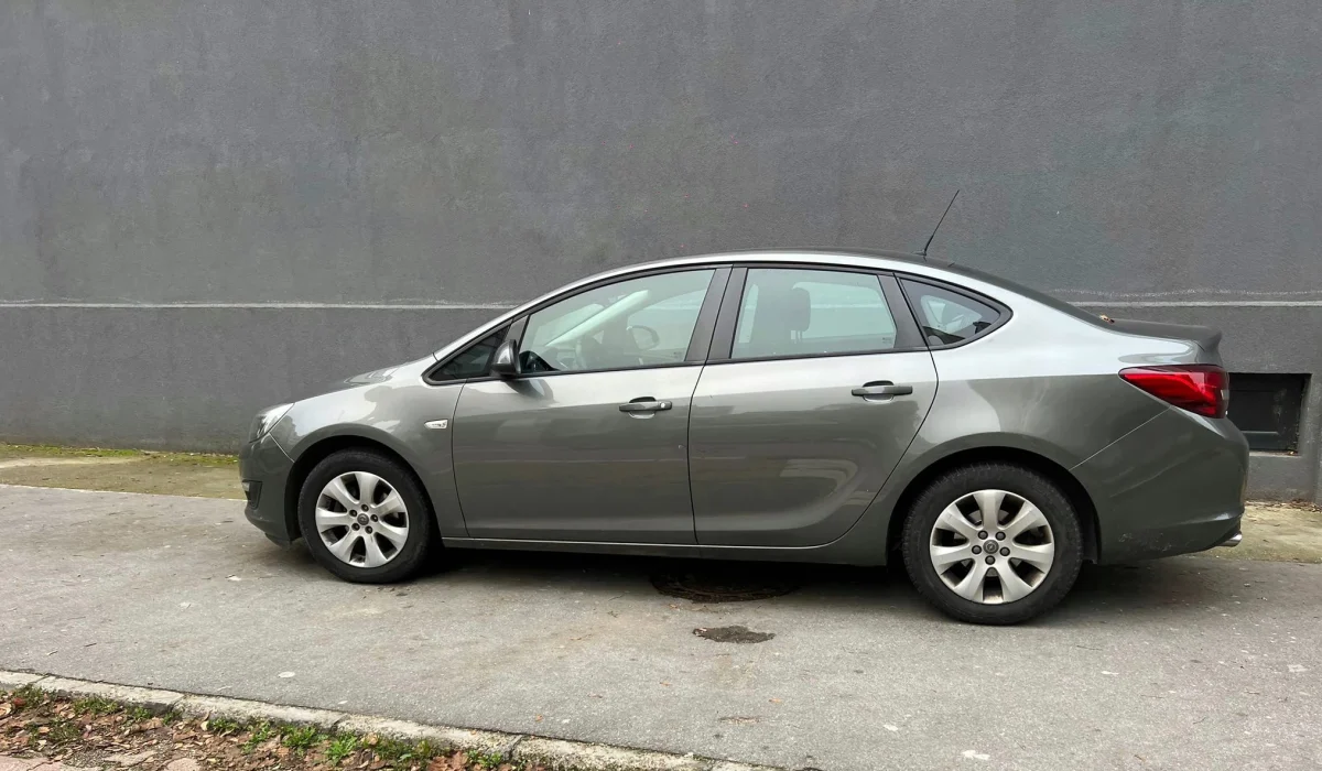 Opel Astra Notchback – automatik rent a car