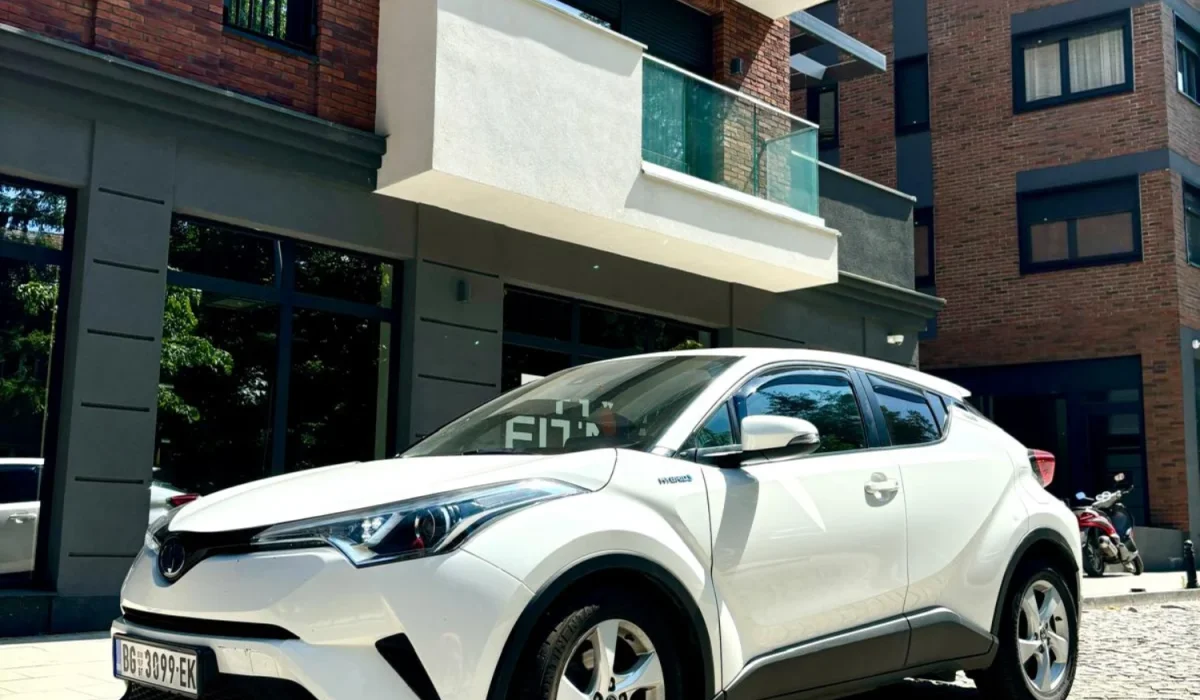 Toyota CH-R – automatik rent a car